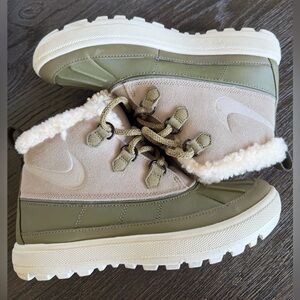 Nike Woodside Chukka 2 ACG Womens Size 7 Taupe Light Bone Ankle Boots